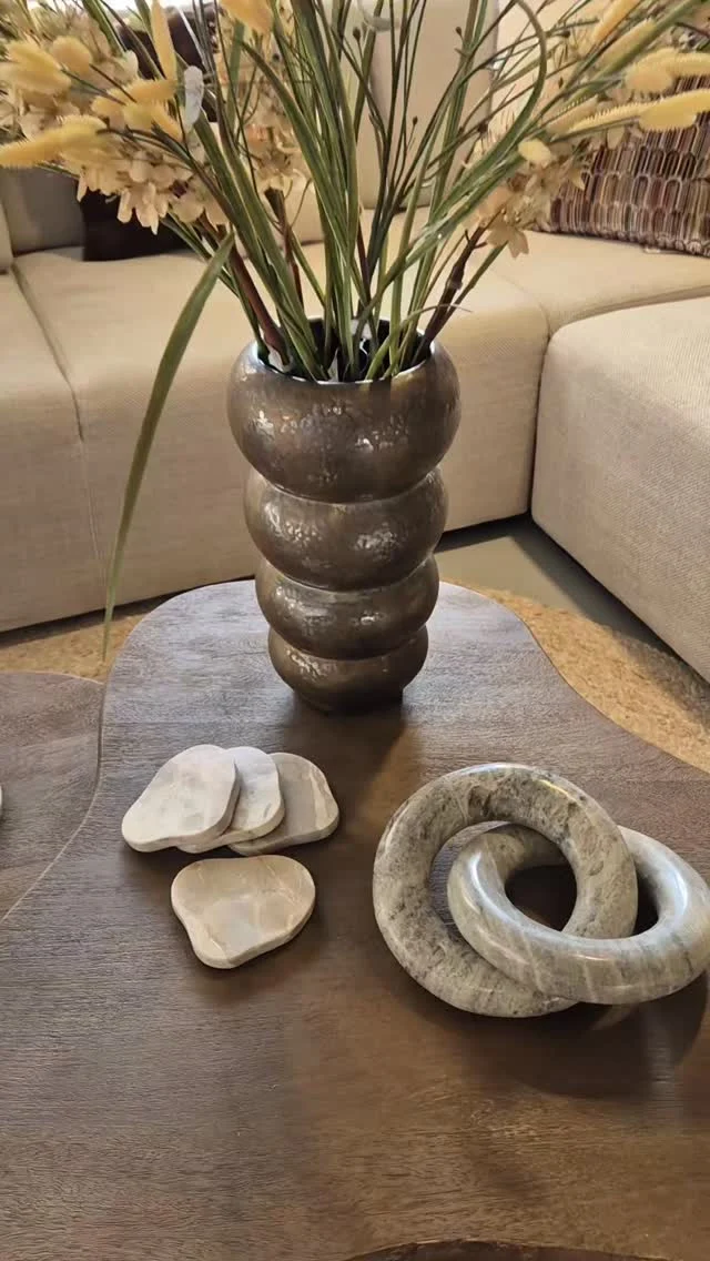 🤍 INSPIRATIE ƁIJ LATIDO 🤍
We hebben weer heel veel mooie spullen binnen, kijken jullie mee?
Ik ben er zelf heel enthousiast over, want er zitten echt hele gave dingen bij.
Ik ben altijd op zoek naar mooie spullen voor mijn winkel, zodat het plaatje klopt. En als dat lukt ben ik heel blij, hopelijk jullie ook 😉😍
Kom je snel een kijkje nemen?Volg ons voor meer inspiratie.#wooninspiratie #sfeervolwonen #nieuwecollectie #interieurstyling #latidoheeze