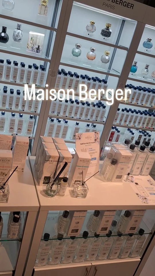 🩵 Maison Berger 🩵Vandaag hard gewerkt om de Maison Berger kasten weer eens helemaal op te frissen. Er zijn al veel nieuwe branders binnen en ook de nieuwe maandgeur voor €24,- is vanaf nu in de winkel te verkrijgen.Er komt nog een zending aan met meer spullen, dus binnenkort staan de kasten echt helemaal vol! 😃#latidoheeze #maisonbergerparis #huisgeuren #woonwinkel