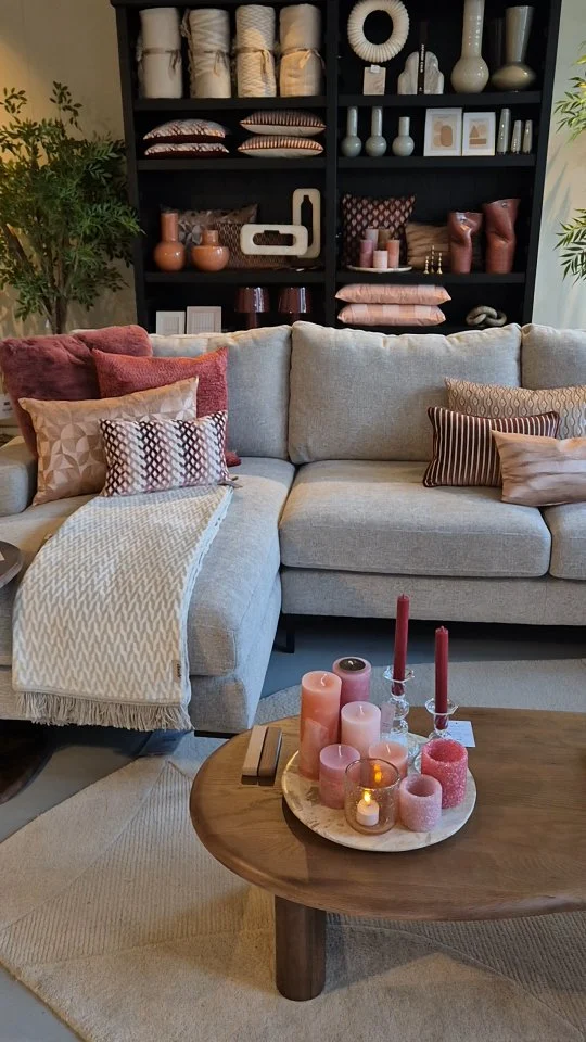 💕 CLAUDI KUSSENS 💕
Wauw wat zijn ze toch prachtig de kussens van Claudi. Mooie rijke stoffen, geweldige prints en fijne veren binnenkussen!
We hebben deze keer wat meer kleur toegevoegd aan het assortiment van de Claudi kussens. Dus wil jij nu in het voorjaar je bank  een 'n luxe uitstraling geven, kom zeker eens kijken in onze winkel.#woonwinkel #claudi #mooiekussens #wooninspiratie #latidoheeze