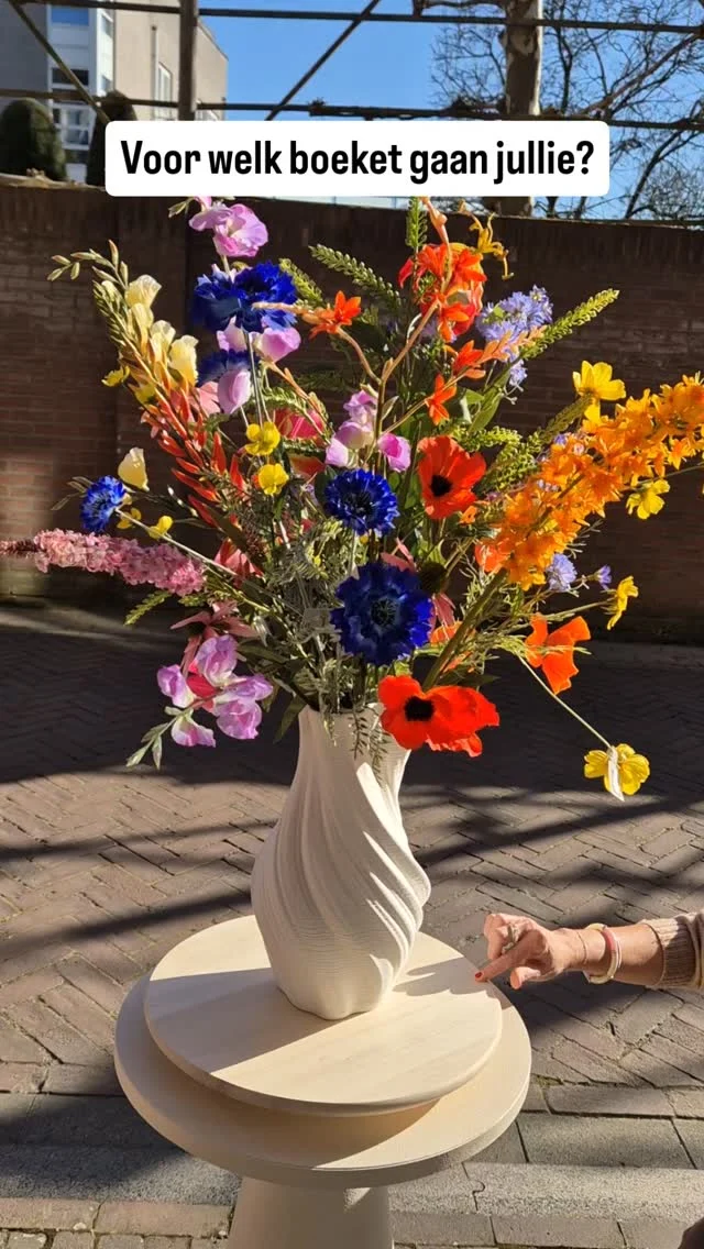 🌸🌸Wij zijn benieuwd, voor welk boeket gaan jullie?
Boeket 1, 2, 3, of 4?Willen jullie nog meer bloemen inspiratie  zien, laat het ons weten. We hebben heel veel keus in mooie zijde bloemen en takken, dus we kunnen allemaal hele verschillende boeketten maken. Voor ieder wat wils.
Breng gerust je eigen vaas mee, we helpen je graag!#zijdebloemen #inspiratie #woondecoratie  #sylxzflowers #latidoheeze
