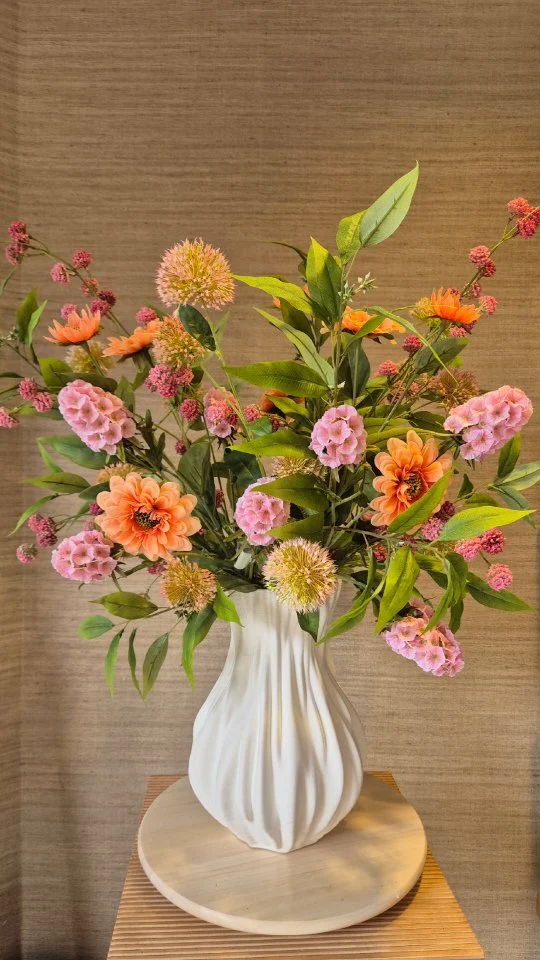 💝Happy customers💝Heerlijk om veel klanten blij te kunnen maken met een mooi samengesteld boeket bloemen. Soms weet iemand meteen wat ze wil, welke kleur en welke bloemen, maar soms weet iemand dat helemaal niet...en dan gaan wij net zolang door, totdat het boeket perfect is, en die klanten er heel blij van worden. Want een mooie vaas met bloemen in je huis daar word je toch vrolijk van.#bloemen #zijdenbloemen
#happycustomer #lwoonwinkel #latidoheeze