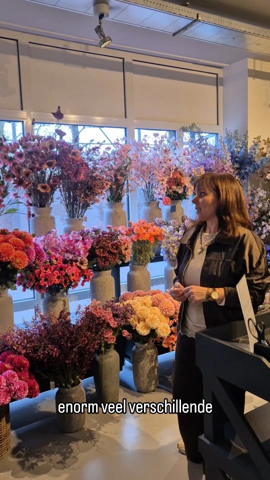 🌿🌸🌼BLOEMEN🌼🌸🌿We hebben sinds vandaag echt de grootste collectie zijde bloemen ooit in onze winkel. Onze bloemenwand is nog een stukje groter geworden, dus nog meer keus voor jullie.
We hebben een prachtige collectie van @sylxzflowers samengesteld, waar ik gewoon trots op ben!
Wil je een gemengd boeket, echt een grote vaas als eyecatcher of 'n paar losse takjes om klein vaasje te vullen. We helpen je graag.
Natuurlijk zijn er ook veel verschillende vazen te vinden in onze winkel, maar  breng gerust je eigen vaas mee, asl je die wil vullen met mooie bloemen.#silkflowers #zijdenbloemen #wooninspiratie #mooiwonen #latidoheeze