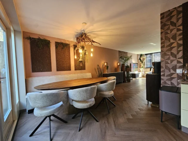 🤍Happy customers🤍Een tijdje geleden hebben wij deze klanten heel blij gemaakt met nieuwe meubels. Ze kwamen zomaar even in de winkel kijken, en zagen toen zoveel mooie meubels en spullen dat ze eigenlijk gelijk besloten om hun eigen woonkamer aan te pakken.
Dit is dan toch helemaal leuk als klanten zo enthousiast zijn. Nieuwe bank (die echt op de cm precies past 😅), carpet in keivorm, eetkamertafel met eetkamerbank en stoelen geven hun huis een metamorfose waar ze erg blij mee zijn. Achteraf nog een telefoontje van deze klanten gekregen om ons te bedanken voor het meedenken en de fijne hulp van ons en dat ze superblij zijn met het resultaat.
Kijk dat is mooi om te horen en daar doen we het voor 😉😍🥰.
Thanks voor de foto's en geniet van jullie mooie spullen.#dankbaar #zeertevredenklanten  #nieuwemeubels #woonwinkel #latidoheeze