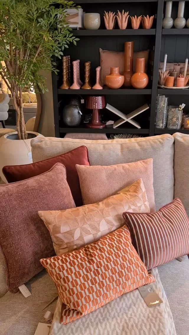 ❤️ 🩷 🧡Hoe mooi is deze combinatie van bordeaux, oud roze en een vleugje oranje!? 😍Onze Lausanne bank van Urban Sofa is helemaal mooi geworden met nieuwe kussens van o.a. Claudi en By-Boo.En ook in de accessoires ontbreekt het dit seizoen niet aan deze mooie kleuren.Wij houden er van 🤗 jullie ook?#latidoheeze #urbansofa #burgundyinterior #claudikussens #woonaccessoires