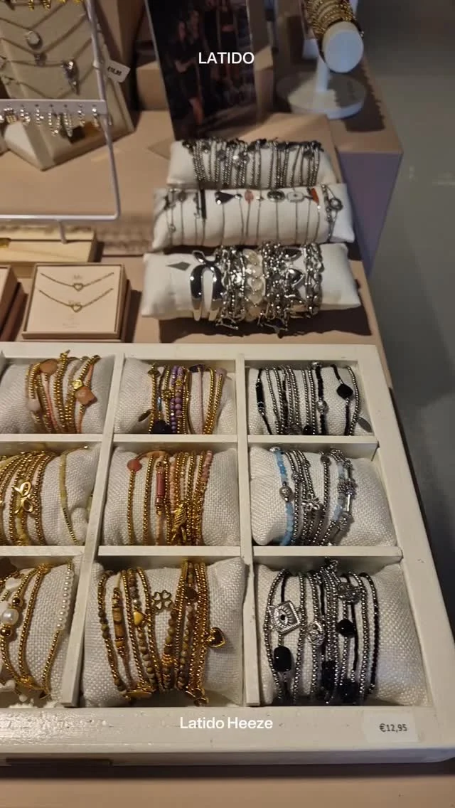 ✨️NIEUW BINNEN✨️Afgelopen zaterdag einde van de dag kregen we nog iets nieuws binnen, dus gaven we jullie snel een sneakpeek 👀!Nu is alles mooi uitgepakt, dus komen jullie kijken naar ons nieuwe sieraden merk By Shir @byshiroriginals.
Leuke en trendy sieraden (stainless steel en brass) waar veel vrouwen geen genoeg van krijgen 😉.
Het is de combinatie van goud- en zilverkleur en ook voor nu gezellige zomerkleurtjes 🩷🧡💛💚💜🩵
Het is erg betaalbaar, dus dames  kunnen we lekker afwisselen 😃#nieuwmerk #sieraden #byshir #leukomcadeautegeven #latidoheeze