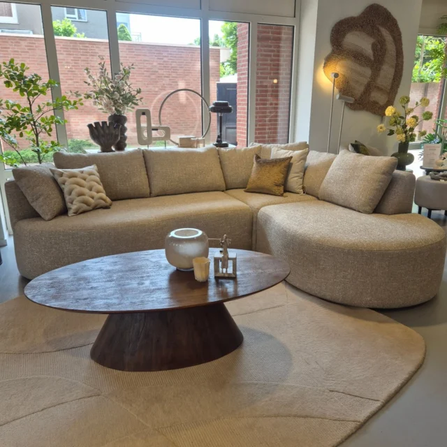 ✨️NIEUWE BANK ✨️Deze mooie bank Evi is het nieuwste model van UrbanSofa. En het is toch een leuk model, wij zijn verliefd!!De Evi is meer dan alleen een mooi plaatje: de luxe interieurvering en de Premium Tiger Touch® foam zorgen voor een zitervaring op het allerhoogste niveau. Zo geniet je elke dag van een heerlijk loungegevoel in een designbank die altijd prachtig haar vorm behoudt.𝗦𝘁𝗲𝗹 𝗱𝗲 𝗘𝘃𝗶 𝗵𝗲𝗹𝗲𝗺𝗮𝗮𝗹 𝘇𝗲𝗹𝗳 𝘀𝗮𝗺𝗲𝗻:
🔸️Keuze uit 200 trendy stoffen.
🔸️Talloze opstellingen: van compacte 2 zits tot mega u-bank.
🔸️ Next-level comfort: Voorzien van luxe interieurvering en Premium Tiger Touch® foam.
🔸️ Europees geproduceerd, persoonlijk voor jou.Kom je een keertje kijken en proefzitten op deze mooie bank? Tot gauw!#urbansofa #woonwinkel #wooninspiratie #mooiwonen #latidoheeze
