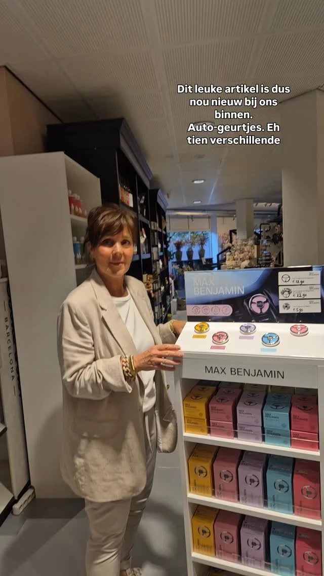 ✨️Nieuw binnen AUTOGEUREN✨️Leuke Vaderdag tip!!
Gelukkig nog net optijd binnen bij ons, de autogeuren van Max Benjamin.
10 verschillende geuren, in een mooie houder, en ze ruiken heerlijk.
Er zitten geuren bij die mannen zeker lekker vinden, dus meteen een leuk mannencadeau 🤪👌🏻#vaderdag #cadeautip #autogeuren #maxbenjamin #latidoheeze