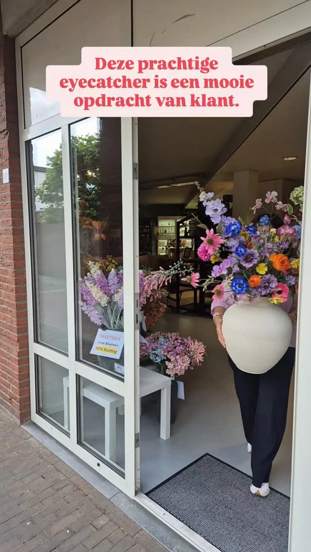✨ Een echte blikvanger voor je interieur! ✨Met deze prachtige statement vaas en een stijlvol fleurig boeket bloemen geef je iedere ruimte direct sfeer en karakter. Je hebt hiermee echt een eyecatcher in huis.
Deze eyecatcher is voor een mooie opdracht van een klant 🤩🤩
Maar natuurlijk maken we graag voor iedereen een passend op maat gemaakt boeket!
En heb je zelf een mooie vaas breng 'm gerust mee naar onze winkel😉Kom inspiratie opdoen in onze winkel en ontdek hoe je met één mooi item, zoals deze vaas bloemen een groots effect kunt creëren ✨️#interieurinspiratie #zijdebloemen #mooieboeketten #woonwinkel #latidoheeze