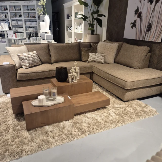 🛋ONZE TOPPER BANK🛋Deze bank Firenca van @urbansofa blijft een topper. We hebben 'm opnieuw binnen gekregen in een andere stof. Deze stof in een mooie bruine kleur geeft de bank een fijne warme uitstraling. Met de mooie salontafel van Eleonora, een heerlijk karpet, en juiste accessoires erbij hebben we weer 'n nieuwe sfeervolle hoek in onze winkel.
Kom je keertje kijken en proefzitten? Graag tot ziens bij Latido#wooninspiratie #woonwinkel #urbansofa #latido #heeze