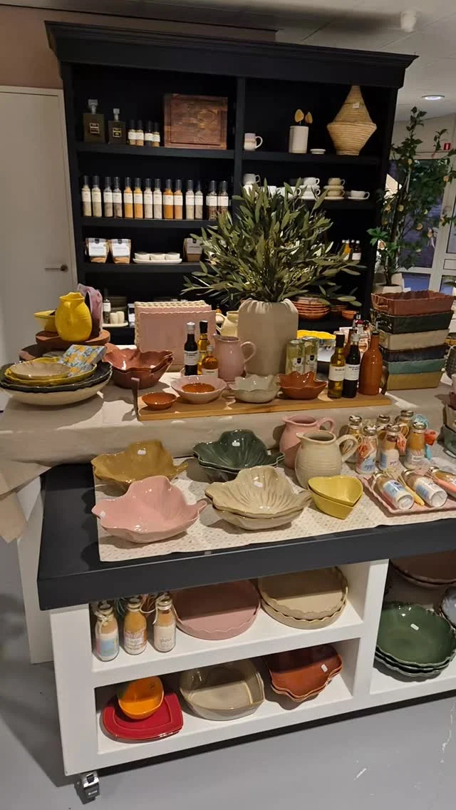 🩷Servies🩷Dit unieke handgemaakte aardewerk uit Portugal kun je niet missen in je keuken. Ze zijn bekend om hun fantastische ovenschalen en saladeschalen in verschillende vormen. Maar ze hebben nog veel meer leuks, en alles is in heel veel kleuren. Niet alleen heel fijn in gebruik maar ook een lust voor het oog. We hebben weer genoeg binnen gekregen, kom je snel keertje kijken?#handgemaakt #ovenschalen #aardewerk #keukenstyling #latidoheeze