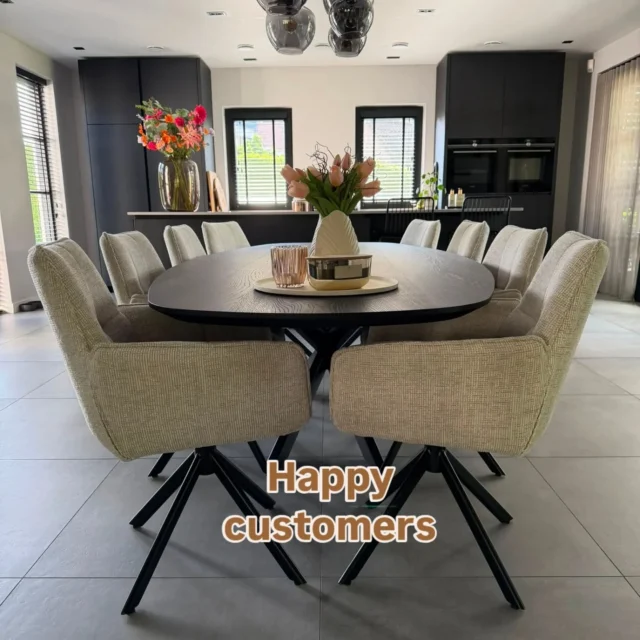 🤍HAPPY CUSTOMERS 🤍Een tijdje geleden mochten wij eetkamerstoelen van @moodscollection leveren bij deze klanten. Ze zijn er helemaal blij mee. En dat snappen wij 😉 want ze staan prachtig in hun mooie huis 🥰.De eetkamerstoelen van Moods stel je geheel naar eigen wens samen.
Je kan oa het volgende kiezen:
✔️ het model stoel
✔️ het model poot
✔️ de kleur van de poot
✔️ vast of draaibaar
✔️ heel veel stoffen en kleurenWe hebben 10 verschillende modellen in onze winkel staan. Dus je kan proefzitten en alle stalen bekijken, en bij vragen helpen we graag!
Tot ziens in onze winkel.#eetkamerstoelen #moodscollection #sfeervolwonen #interieurinspiratie #latidoheeze