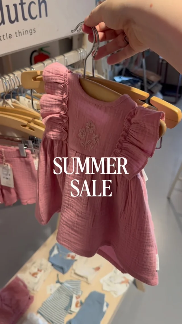 Zonnetje aan, zomerkleding aan! ☀️💛De heerlijke zomerse pakjes van Little Dutch zijn nu verkrijgbaar in onze Summer Sale. Perfect voor warme dagen, een dagje strand of om mee te nemen op vakantie. Lekker luchtig, comfortabel én natuurlijk ontzettend schattig.Kom snel langs en scoor jouw favorieten, want op = op!📍 Latido Heeze#LatidoHeeze #LittleDutch #SummerSale #BabyKleding #heeze