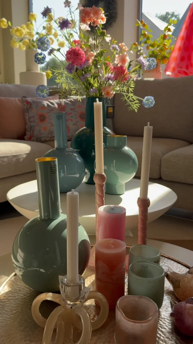 Een nieuwe salontafel, maar hoe style je die nu écht gezellig? ✨☀️Kijk mee terwijl Nancy deze prachtige salontafels omtovert tot een frisse, zomerse blikvanger. Met vrolijke accessoires, kleurrijke vazen en de mooiste woondecoratie laat ze zien hoe je in een handomdraai een zomerse sfeer in huis creëert.Laat je inspireren en kom gezellig langs in onze winkel. We helpen je graag met het stylen van jouw interieur!📍 Latido Heeze#LatidoHeeze #InterieurInspiratie #SalontafelStyling #Woonaccessoires #heeze