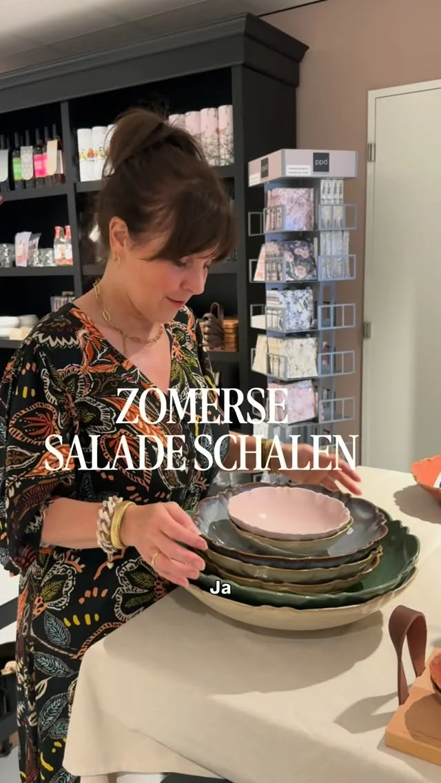 Zonnig weer vraagt om lange avonden, lekker buiten eten en natuurlijk een goedgevulde salade. ☀️🥗En die serveer je natuurlijk het liefst in een mooie schaal. Van grote salades voor een gezellige barbecue tot een frisse lunch voor jezelf: wij hebben prachtige saladeschalen in verschillende formaten, kleuren en stijlen.Zo maak je van iedere zomerse maaltijd een feestje op tafel.Kom gezellig inspiratie opdoen in onze winkel!📍 Latido Heeze#LatidoHeeze #Zomertafel #Saladeschaal #Woonaccessoires #Heeze