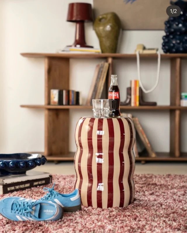 Gestreept, glossy en nét even anders. ❤️🤍De Candice bijzettafel is zo’n item waar je interieur meteen een stuk leuker van wordt. De speelse vorm, glanzende afwerking en bordeauxrode strepen maken haar een echte eyecatcher — en helemaal passend bij de kleuren die we dit najaar veel gaan zien. 🍂Naast de bank, als tafeltje voor je favoriete drankje of gewoon als statement item in een gezellig hoekje. Wij zijn fan!Kom ‘m bekijken bij Latido in Heeze. ✨#LatidoHeeze #Bijzettafel #Wooninspiratie #InterieurInspo #BurgundyTrend