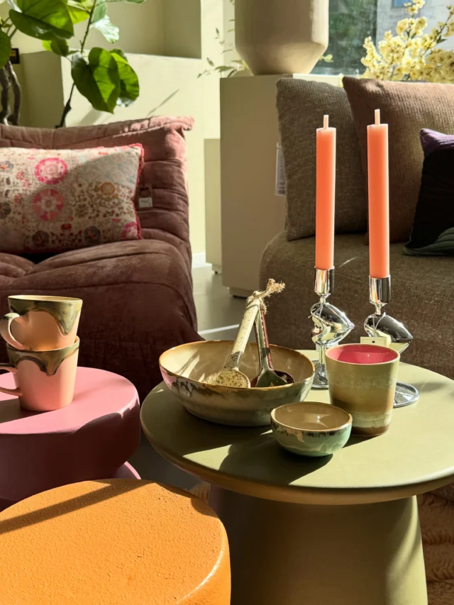 Indian summer sun ☀️🍂Dat heerlijke nazomerzonnetje dat de winkel binnenvalt… en ineens kloppen al die warme kleuren nóg beter. De nieuwe sofa, de roze en oranje tinten en natuurlijk al het moois van HKLIVING. We love it!Langzaam richting het najaar, maar dat zonnetje mag van ons nog héél lang blijven. 🤎Kom gezellig binnen bij Latido in Heeze en ontdek alle nieuwe woonitems.#HKLivingInterieur #WoonwinkelHeeze #NajaarInterieur