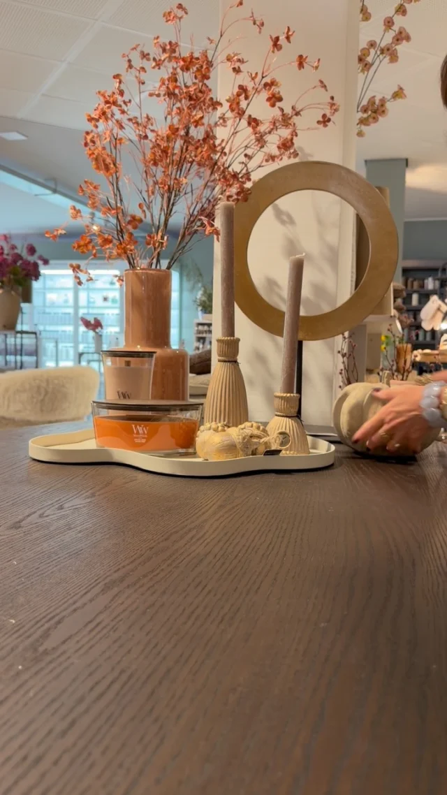 Een heerlijke herfsttafel vol warme kleuren 🍂 Prachtige zijden bloemen, knisperende WoodWick-kaarsen en gezellige pompoenen maken het plaatje helemaal compleet. Zo haal je die fijne herfstsfeer zó in huis!

Kom gezellig binnen bij Latido in Heeze en laat je inspireren. 🎃🕯️

#Herfstdecoratie #WoonwinkelHeeze #Herfsttafel #WoodWickKaarsen #ZijdenBloemen