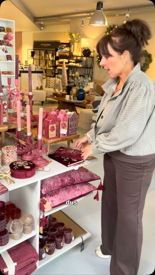 Nieuw bij Latido: Imbarro! 🤎✨

En geloof ons, dit wil je even komen bekijken! 😍

De mooiste handgemaakte spulletjes uit India. Van originele cadeautjes tot prachtige accessoires om je tafel gezellig aan te kleden voor de feestdagen. 🎄

Wij zijn helemaal fan van de kleuren, prints en bijzondere details!

Dus ben je nog op zoek naar een leuk cadeautje of iets moois voor je kersttafel? Kom gezellig snuffelen bij Latido in Heeze! 🛍️

#LatidoHeeze #Imbarro #CadeautjesHeeze